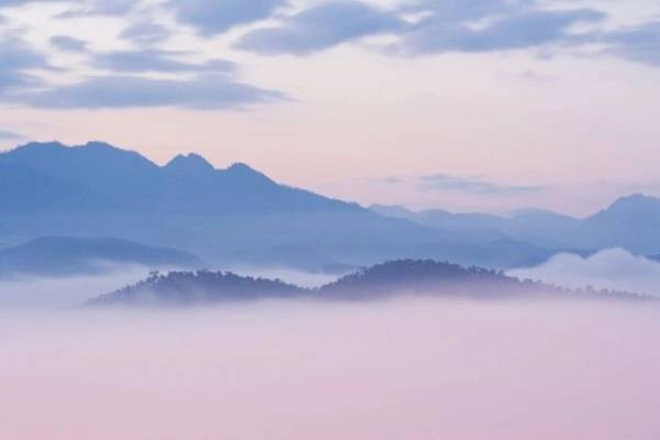 Mae Hong Son Loop - con đường đẹp nhất Chiang Mai, Thái Lan càng trở nên huyền ảo trong một buổi hoàng hôn lẫn sương mù bao phủ. Mae Hong Son Loop - con đường đẹp nhất Chiang Mai, Thái Lan càng trở nên huyền ảo trong một buổi hoàng hôn lẫn sương mù bao phủ.