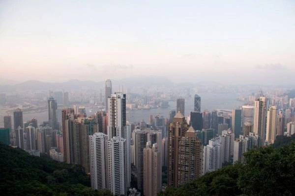 Một Hong Kong hối hả, tất bật cũng rất bình yên trong buổi sáng sớm. (Góc nhìn xuống thành phố từ đỉnh Victoria). Một Hong Kong hối hả, tất bật cũng rất bình yên trong buổi sáng sớm. (Góc nhìn xuống thành phố từ đỉnh Victoria).