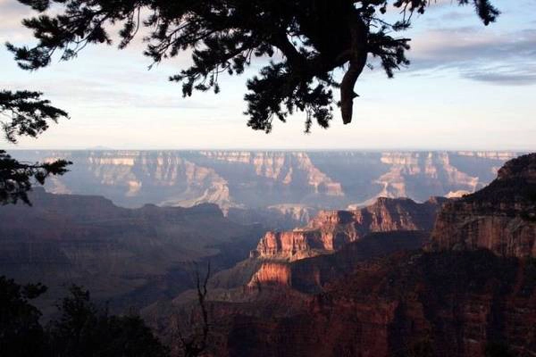 Dãy Grand Canyon (Arizona, Mỹ) hùng vĩ cũng rất thơ mộng khi những tia nắng sớm bắt đầu thắp sáng từng phần. Dãy Grand Canyon (Arizona, Mỹ) hùng vĩ cũng rất thơ mộng khi những tia nắng sớm bắt đầu thắp sáng từng phần.