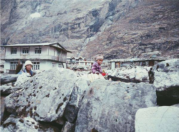 Khung cảnh Nepal bình dị qua góc nhìn của Mate Valtr.