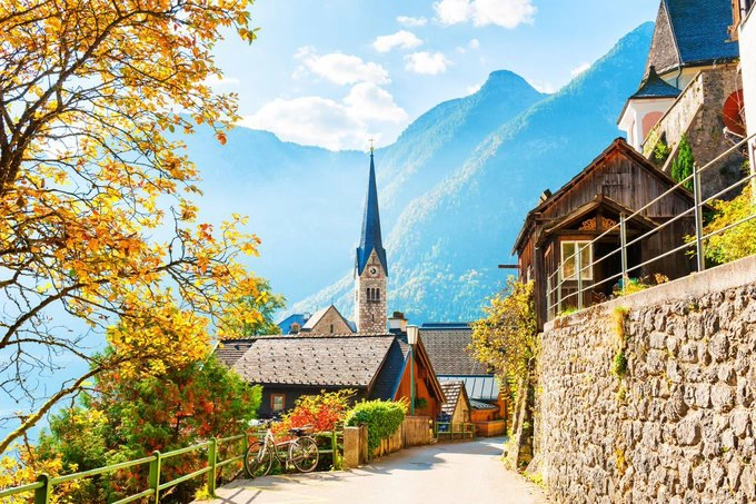 Làng Hallstatt, Áo  Làng Hallstatt là một trong những ngôi làng lâu đời và điểm đến du lịch nổi tiếng nhất ở Áo. Nằm cách Salzburg khoảng một giờ lái xe, mỗi năm nơi đây thu hút một triệu khách du lịch nhờ khung cảnh thiên nhiên hùng vĩ và những ngôi nhà mang kiến trúc Baroque.  Vào mùa thu, làng có không khí trong lành và tiết trời mát mẻ. Từ đây, du khách có thể ngắm nhìn khung cảnh lá vàng bên hồ Hallstatt và núi non của dãy Alps. Ngoài ra, du khách có thể ghé thăm bảo tàng Hallstatt hoặc ngôi nhà xương, nơi lưu giữ 600 đầu lâu được sơn màu. Ảnh: Dreamstime/Smallredgirl.