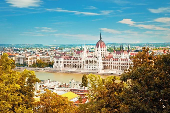 Thành phố Budapest, Hungary  Vào mùa thu, Budapest được mệnh danh là một trong những thành phố lãng mạn nhất ở châu Âu. Từ những ngọn đồi của thành phố, du khách có thể chiêm ngưỡng bức tranh mùa thu với cây cối nhuộm vàng và tòa nhà Nghị viện bên sông.  Đặc biệt, mùa thu không phải là thời điểm đông khách du lịch ở Budapest. Đi du thuyền trên sông, tham quan trung tâm thương mại, nhà hát lớn Budapest là những trải nghiệm không nên bỏ lỡ khi tới đây. Ảnh: Shutterstock/Botond Horvath.