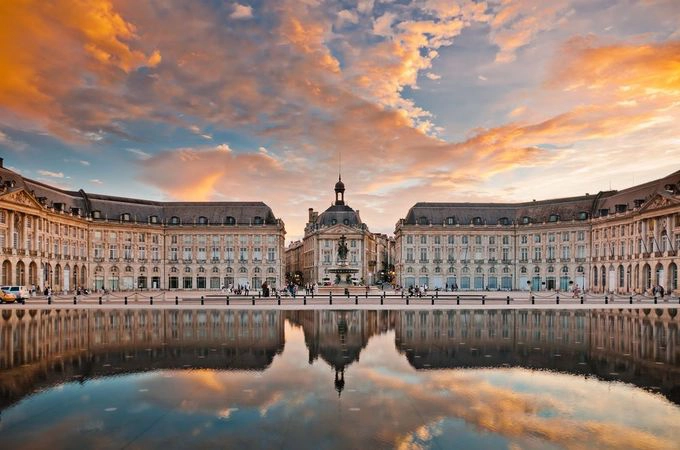 Thành phố Bordeaux, Pháp  Được mệnh danh là một trong những thành phố đẹp nhất châu Âu, Bordeaux trở thành điểm đến yêu thích của nhiều du khách khi đến Pháp. Tại đây, bạn có thể khám phá thành phố với những con đường đẹp, tòa nhà lịch sử, ẩm thực đa dạng cùng sự mến khách của người dân.  Bordeaux mang vẻ đẹp truyền thống, cổ điển, đặc biệt trong mùa thu. Lúc này, những vườn nho nổi tiếng ở Saint-Emilion dần chuyển sang sắc vàng đỏ. Tại đây, du khách có thể đi dạo trên những con đường ngập nắng và dùng bữa tối trong ánh hoàng hôn lãng mạn của buổi chiều. Một số đặc sản nổi tiếng của Bordeaux là hàu, trứng cá muối, măng tây trắng và những loại rượu vang nổi tiếng nhất thế giới. Ảnh: Shutterstock/Alexander Demyanenko.