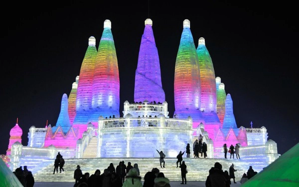 Nằm ở phía cực Bắc của Trung Quốc, nhiệt độ vào mùa đông ở Harbin luôn ở mức thấp nhất cả nước. Tuy nhiên, du khách vẫn ùn ùn kéo về thành phố này bất chấp thời tiết khắc nghiệt để chiêm ngưỡng những tác phẩm băng đăng khổng lồ. Nằm ở phía cực Bắc của Trung Quốc, nhiệt độ vào mùa đông ở Harbin luôn ở mức thấp nhất cả nước. Tuy nhiên, du khách vẫn ùn ùn kéo về thành phố này bất chấp thời tiết khắc nghiệt để chiêm ngưỡng những tác phẩm băng đăng khổng lồ.