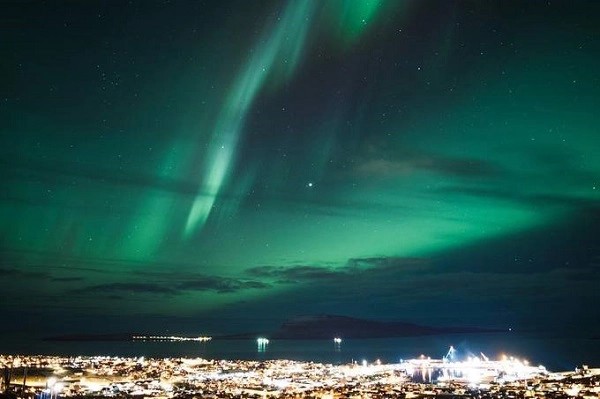 Tórshavn, đảo Faroe nằm trên Biển Bắc là nơi diễn ra một lễ hội âm nhạc ngoài trời từ ngày 25 đến ngày 28/1 để khán giả vừa ngắm cực quang vừa thưởng thức âm nhạc. Tórshavn, đảo Faroe nằm trên Biển Bắc là nơi diễn ra một lễ hội âm nhạc ngoài trời từ ngày 25 đến ngày 28/1 để khán giả vừa ngắm cực quang vừa thưởng thức âm nhạc.