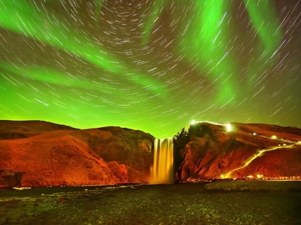 Địa điểm ngắm cực quang đẹp nhất ở Skógafoss, Iceland chính là ở ngọn thác Skógafoss. Khung cảnh độc đáo khiến du khách ngỡ như đang ở hành tinh khác. Địa điểm ngắm cực quang đẹp nhất ở Skógafoss, Iceland chính là ở ngọn thác Skógafoss. Khung cảnh độc đáo khiến du khách ngỡ như đang ở hành tinh khác.