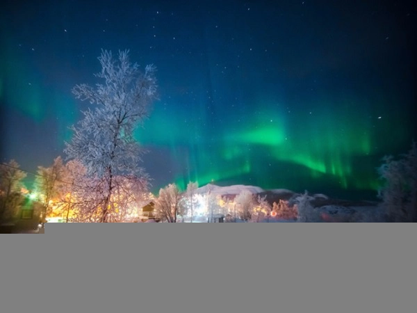 Kiruna, Thụy Điển nằm ở vùng Lapland - nơi được mệnh danh là quê hương của ông già Noel. Cùng với khung cảnh phủ đầy tuyết trắng, ánh sáng cực quang xanh laser trên nền trời càng khiến vạn vật huyền ảo hơn. Lễ hội chính của vùng được tổ chức vào ngày 27/1 với các hoạt động như nặn người tuyết hay các trò chơi cho trẻ em dưới trời tuyết. Kiruna, Thụy Điển nằm ở vùng Lapland - nơi được mệnh danh là quê hương của ông già Noel. Cùng với khung cảnh phủ đầy tuyết trắng, ánh sáng cực quang xanh laser trên nền trời càng khiến vạn vật huyền ảo hơn. Lễ hội chính của vùng được tổ chức vào ngày 27/1 với các hoạt động như nặn người tuyết hay các trò chơi cho trẻ em dưới trời tuyết.
