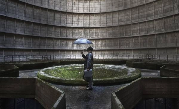 Hình ảnh siêu thực bên trong một nhà máy điện bị bỏ hoang ở Charleroi, Bỉ.