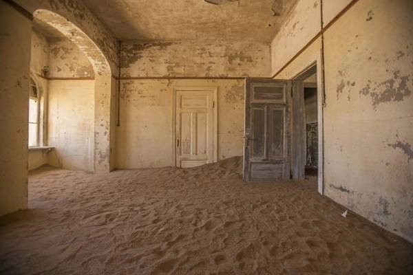 Một ngôi làng khai thác mỏ ở Kolmanskop, Namibia, nơi ranh giới giữa trong nhà và ngoài trời biến mất, khi cát ngập vào tận bên trong.