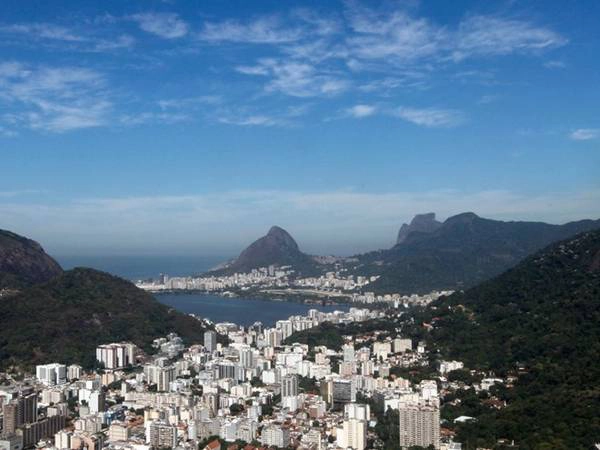 Thành phố sôi động này nằm giữa các dãy núi, trên bờ vịnh Guanabara. Núi Sugarloaf giống như người khổng lồ canh giữa lối vào vịnh. Rio de Janeiro đã giành quyền đăng cai Olympic 2016, với chi phí đầu tư tổ chức 14,4 tỷ USD. 