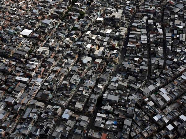 Hơn 6 triệu người sống ở Rio de Janeiro, khiến nơi này là thành phố lớn thứ hai Brazil. Nhiều người sống trong các khu ổ chuột. 