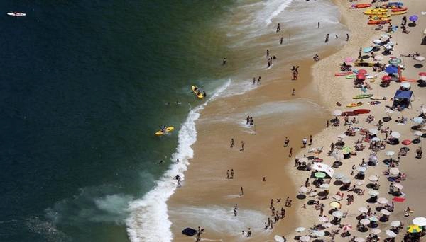 Lướt sóng cũng là một hoạt động được yêu thích. Du khách đang ngắm nhìn những con sóng ở bãi biển Vermelha. 