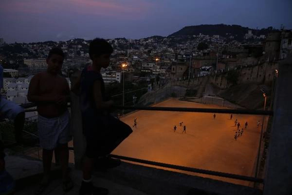 Thể thao là một phần quan trọng trong cuộc sống của người dân ở Rio de Janeiro. Các sân bóng đá xuất hiện ở khắp nơi. 