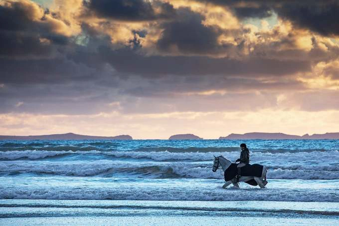  Thomas Bown chụp khoảnh khắc thanh niên cưỡi ngựa trên bãi biển vịnh St Brides thuộc công viên Pembrokeshire Coast.