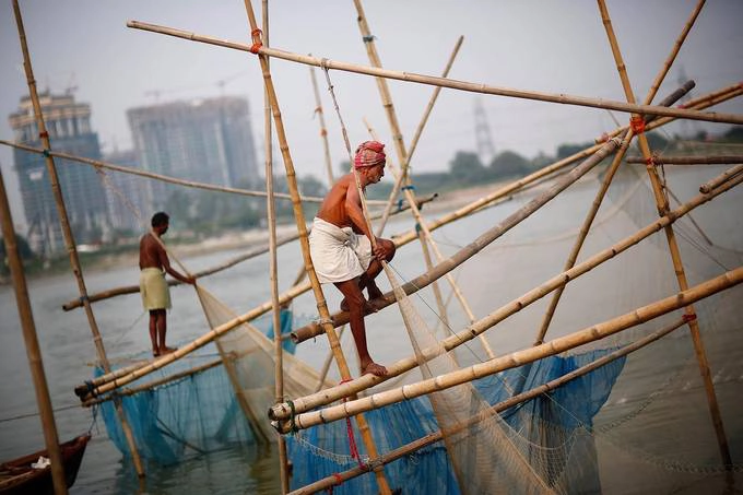 Một ngư dân đặt vó đánh cá trên bờ sông Yamuna ở Delhi. Đây là một trong những con sông ô nhiễm nặng nề nhất tại Ấn Độ do rác thải sinh hoạt và công nghiệp, theo Guardian. Tuy nhiên, người dân vẫn mưu sinh, lấy nước dùng cho gia đình và thực hiện nhiều nghi thức tâm linh ven con sông này. Một ngư dân đặt vó đánh cá trên bờ sông Yamuna ở Delhi. Đây là một trong những con sông ô nhiễm nặng nề nhất tại Ấn Độ do rác thải sinh hoạt và công nghiệp, theo Guardian. Tuy nhiên, người dân vẫn mưu sinh, lấy nước dùng cho gia đình và thực hiện nhiều nghi thức tâm linh ven con sông này.