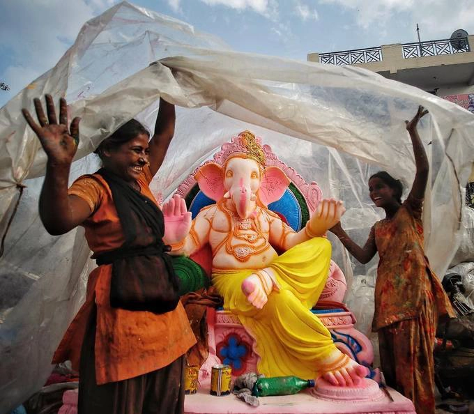 Để chuẩn bị cho lễ hội Hindu Ganesh Chaturthi giữa tháng 9, những người phụ nữ Ấn bọc lại bức tượng của thần đầu voi Ganesha, vị thần của sự thịnh vượng và trí tuệ. Để chuẩn bị cho lễ hội Hindu Ganesh Chaturthi giữa tháng 9, những người phụ nữ Ấn bọc lại bức tượng của thần đầu voi Ganesha, vị thần của sự thịnh vượng và trí tuệ.