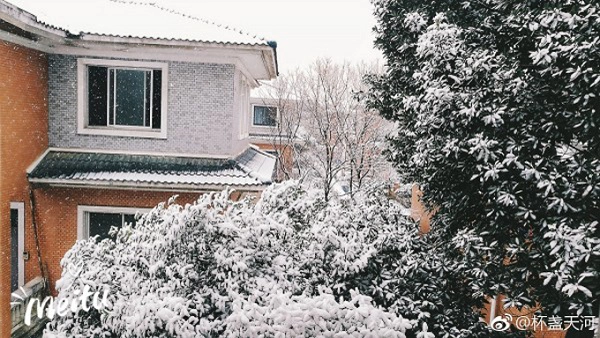Rất nhiều khách du lịch Việt Nam đang lên đường tới Thường Châu để cổ vũ đội nhà. Do đó, trước khi lên đường, bạn lưu ý phải mang theo quần áo ấm, đồ giữ nhiệt, trang bị đầy đủ thuốc men, để có đủ sức khỏe trong ngày diễn ra trận đấu.