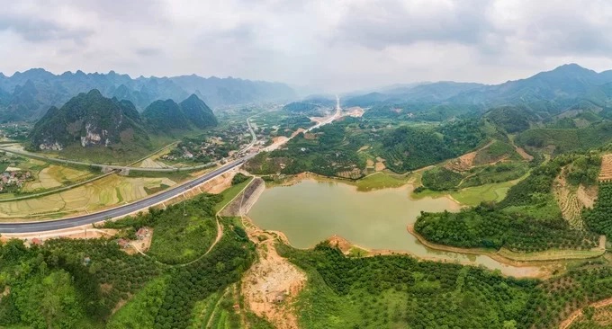 Hồ Bãi Hào thuộc lòng chảo Chi Lăng, bao quanh bởi đồi núi nhấp nhô. Hiện dự án đền thờ Chi Lăng được triển khai tại địa điểm hồ Bãi Hào, thuộc khu di tích Chi Lăng. Mục tiêu của dự án này là xây dựng quần thể kiến trúc văn hóa tâm linh, nhằm thể hiện giá trị lịch sử của địa danh Chi Lăng.