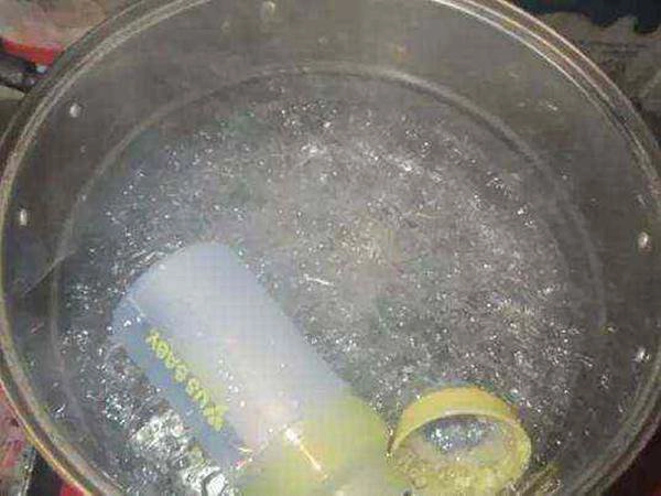 rửa bình bằng nước sôi
