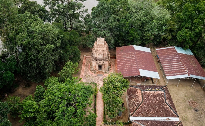 Nằm trên gò đất cao giữa đồng lúa tại xã Bình Thạnh (huyện Trảng Bàng, Tây Ninh), tháp cổ Bình Thạnh có niên đại xây dựng khoảng thế kỷ VIII - IX. Công trình là một trong những kiến trúc tháp cổ quý hiếm, tồn tại gần như nguyên vẹn, tiêu biểu cho kiến trúc thuộc nền văn hóa Óc Eo.