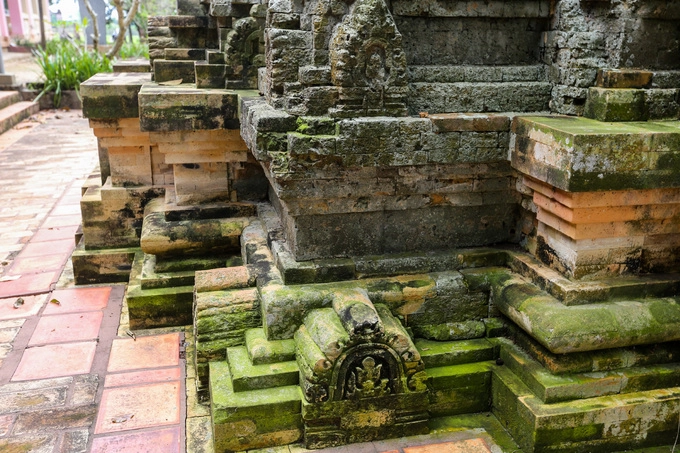 Tháp cổ Bình Thạnh được xây dựng bằng gạch với kỹ thuật tương tự như ở các đền tháp Chăm ở miền trung Việt Nam. Các viên gạch liên kết với nhau mà không cần một chất kết dính nào.