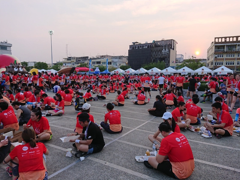 Kết thúc chặng đua, mọi người ngồi lại ăn uống trò chuyện rất vui vẻ Kết thúc chặng đua, mọi người ngồi lại ăn uống trò chuyện rất vui vẻ