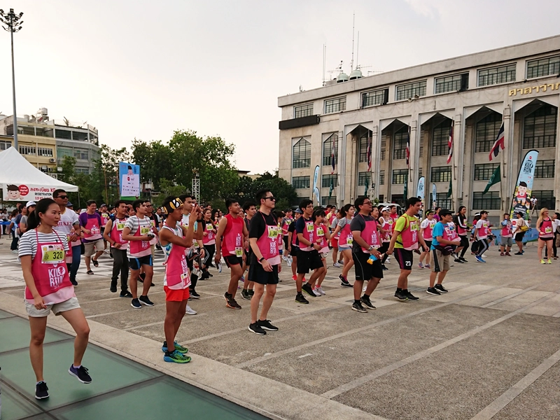 Mọi người hào hứng khởi động trước khi vào cuộc đua Mọi người hào hứng khởi động trước khi vào cuộc đua