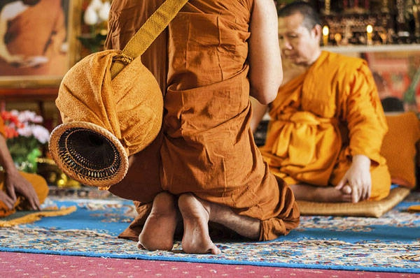 Khi chào người Thái, bạn nên chào theo kiểu hai tay chắp trước ngực, đầu hơi cúi xuống.