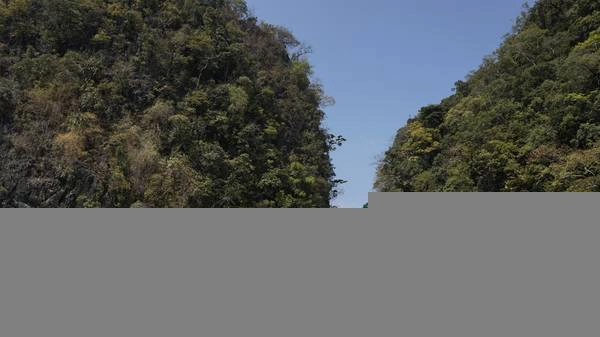 Vịnh xinh đẹp và yên tĩnh, hành khách có thể lặn biển ở đây. Vịnh xinh đẹp và yên tĩnh, hành khách có thể lặn biển ở đây.