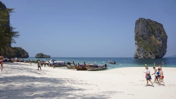 Rất đông du khách, chủ yếu từ phương Tây tới tham quan Krabi. Rất đông du khách, chủ yếu từ phương Tây tới tham quan Krabi.