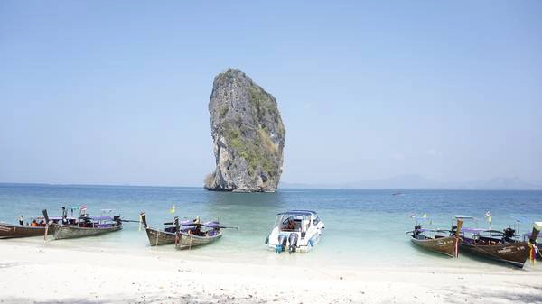 Phương tiện chủ yếu tham quan đảo là thuyền mũi vuông và ca nô Phương tiện chủ yếu tham quan đảo là thuyền mũi vuông và ca nô