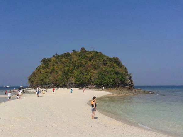 Biển khu vực này rất thú vị, có một bờ cát chia đôi biển thành 2 phần... Biển khu vực này rất thú vị, có một bờ cát chia đôi biển thành 2 phần...