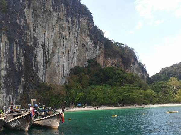 Những vỉa đá vôi kích thích những tay leo núi, còn mặt nước xanh màu ngọc bích thích hợp cho hành khách bơi lội và lặn biển. Những vỉa đá vôi kích thích những tay leo núi, còn mặt nước xanh màu ngọc bích thích hợp cho hành khách bơi lội và lặn biển.