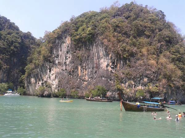Chèo thuyền kayak và bơi lội là hoạt động hay thấy. Chèo thuyền kayak và bơi lội là hoạt động hay thấy.