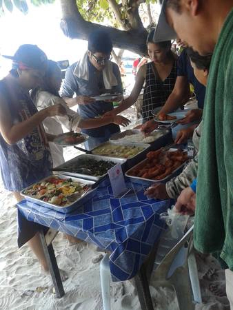 Buffet giá khoảng 300 baht mỗi người trên đảo Buffet giá khoảng 300 baht mỗi người trên đảo