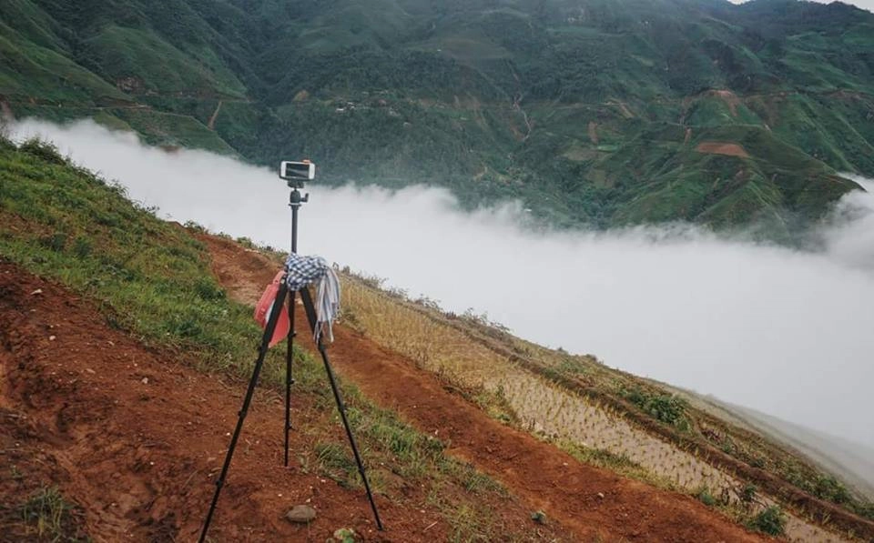 Dụng cụ cần cho việc "sống ảo" một mình là máy ảnh, điện thoại, Tripod và gậy tự sướng. Một bức ảnh "sống ảo" có gì? Dụng cụ cần cho việc "sống ảo" một mình là máy ảnh, điện thoại, Tripod và gậy tự sướng. Một bức ảnh "sống ảo" có gì?
