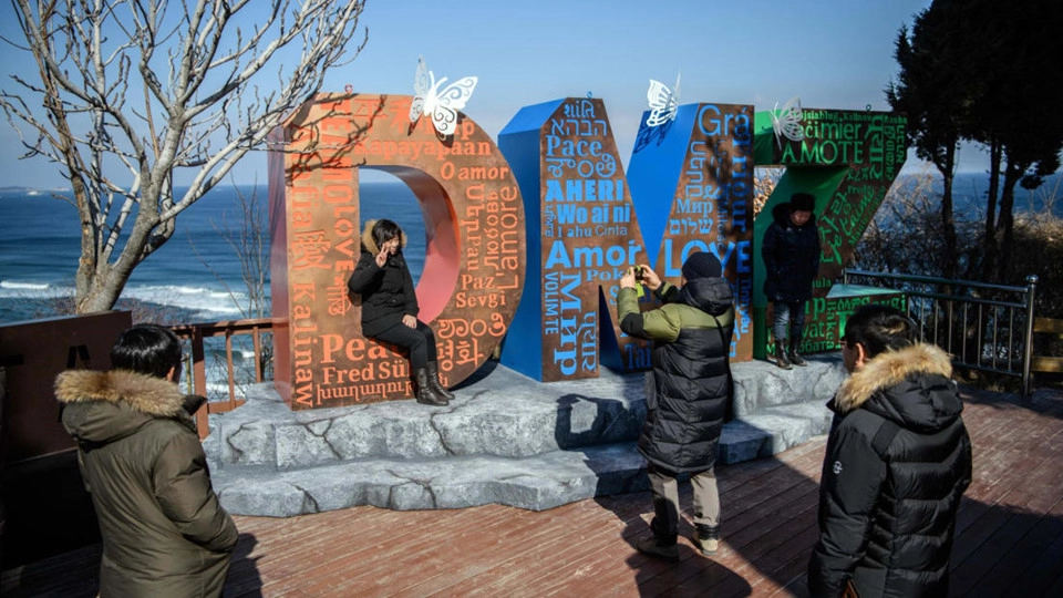 Cách thủ đô Seoul (Hàn Quốc) gần 50 km về phía bắc, khu phi quân sự (DMZ) giữa Hàn Quốc và Triều Tiên được thành lập vào năm 1953 nhờ Hiệp định Đình chiến Chiến tranh Triều Tiên. Như một vết sẹo chia cắt bán đảo này ra làm 2 miền, DMZ không chỉ là một địa điểm tổ chức các cuộc họp chính trị chiến lược mà còn là một nơi thu hút khách du lịch. Cách thủ đô Seoul (Hàn Quốc) gần 50 km về phía bắc, khu phi quân sự (DMZ) giữa Hàn Quốc và Triều Tiên được thành lập vào năm 1953 nhờ Hiệp định Đình chiến Chiến tranh Triều Tiên. Như một vết sẹo chia cắt bán đảo này ra làm 2 miền, DMZ không chỉ là một địa điểm tổ chức các cuộc họp chính trị chiến lược mà còn là một nơi thu hút khách du lịch.