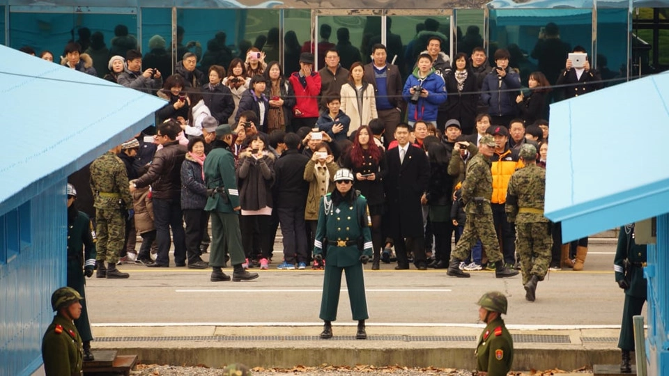 Simon Cockerell, giám đốc điều hành của Koryo Tour (một doanh nghiệp chuyên tổ chức các tour độc lập đến Triều Tiên), cho biết Bàn Môn Điếm là khu vực có nhiều người đến thăm nhất tại DMZ từ cả 2 phía. Tại đây, du khách có thể nhìn thấy Đường Phân giới Quân sự và thậm chí vượt qua nó khi ở trong phòng hội nghị. Simon Cockerell, giám đốc điều hành của Koryo Tour (một doanh nghiệp chuyên tổ chức các tour độc lập đến Triều Tiên), cho biết Bàn Môn Điếm là khu vực có nhiều người đến thăm nhất tại DMZ từ cả 2 phía. Tại đây, du khách có thể nhìn thấy Đường Phân giới Quân sự và thậm chí vượt qua nó khi ở trong phòng hội nghị.