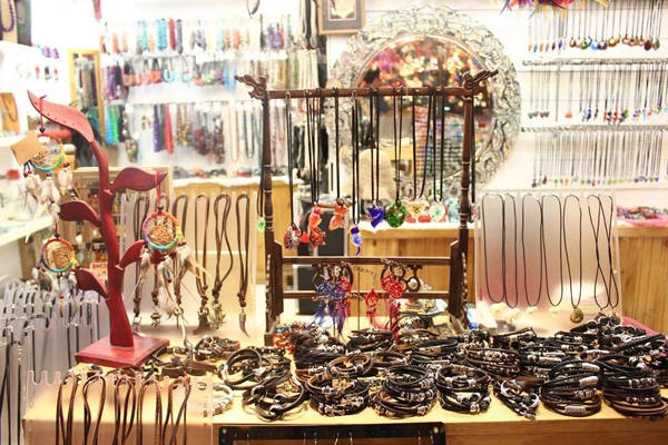 kinh-nghie Các khu chợ bày bán đồ đa dạng và giá khá rẻ.