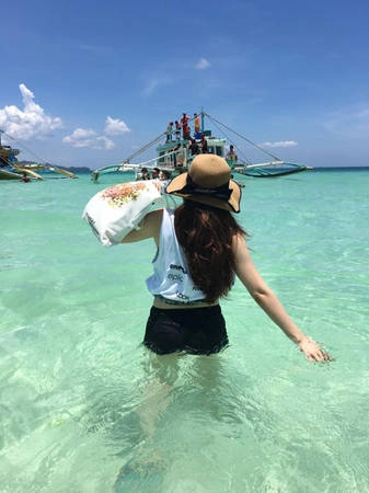 Bà mẹ hai con khuyên bạn nên cầm theo go pro để quay chụp ảnh dưới nước vì kinh nghiệm, các loại túi hầu như không chống nước để bạn có thể thoải mái bơi lội được; nên cầm theo nhiều quần áo đẹp, đồ bơi đẹp vì giơ máy lên là bạn có thể có ngay những bức ảnh thần thánh.
