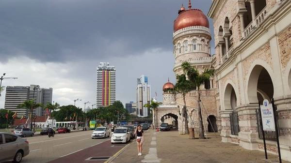  Khách du lịch tới Malaysia nên di chuyển bằng xe bus và tàu điện. 