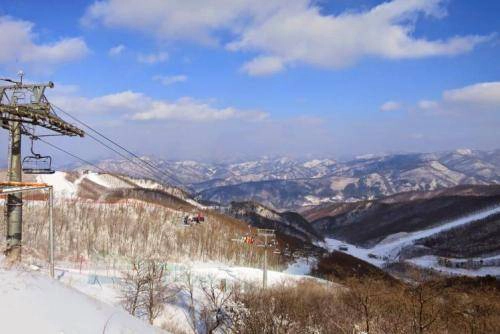 Đường cáp treo nối chân núi Taebaek với khu nghỉ dưỡng. Ảnh: lonelyplanet Đường cáp treo nối chân núi Taebaek với khu nghỉ dưỡng. Ảnh: lonelyplanet