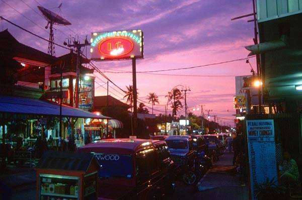 Ở Bali, rất thiếu các phương tiện giao thông công cộng, trong khi đó lại có rất nhiều xe ôm và taxi. Ở Bali, rất thiếu các phương tiện giao thông công cộng, trong khi đó lại có rất nhiều xe ôm và taxi.