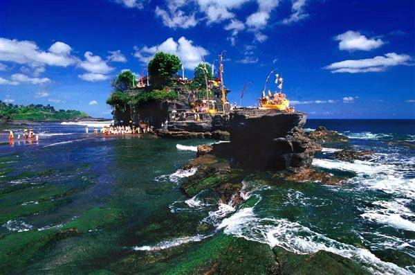 Tắm biển, tắm nắng và lặn biển tại các bãi tắm trong xanh ở Bali là hoạt động thú vị mà chẳng khiến bạn tốn một xu. Tắm biển, tắm nắng và lặn biển tại các bãi tắm trong xanh ở Bali là hoạt động thú vị mà chẳng khiến bạn tốn một xu.