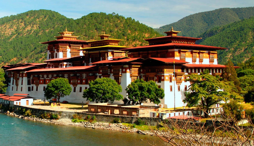 Pháo đài Punakha nằm ở giữa sông “cha” Pho Chhu và sông “mẹ” Mo Chhu, thuộc thung lũng Punakha - Wangdue. Ảnh: Yolotravel.