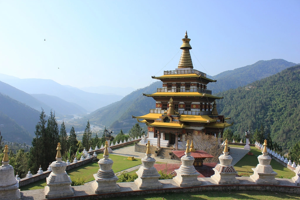 Để tới tham quan tháp Khamsum Yulley Namgyal Chorten, bạn cần 30 phút đi xe từ thị trấn, và mất thêm 40 phút đi bộ băng qua những cánh đồng xanh mướt, chiêm ngưỡng núi non hùng vĩ hoang sơ. Ảnh: Skyviet.