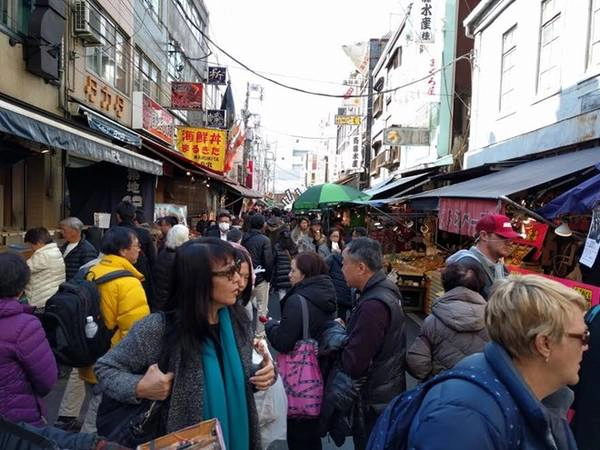 Cảnh tấp nập ở chợ cá Tsukiji.