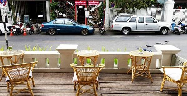 Trong khu thành cổ Chiang Mai, có rất nhiều quán bia, quán cà phê và tiệm massage nằm san sát nhau.