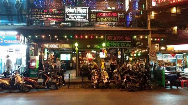 Trong khu thành cổ Chiang Mai, có rất nhiều quán bia, quán cà phê và tiệm massage nằm san sát nhau.