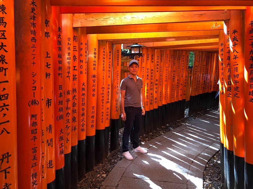Bên trong đường mòn bằng hàng nghìn chiếc cổng Torii - đền Inari. Bên trong đường mòn bằng hàng nghìn chiếc cổng Torii - đền Inari.